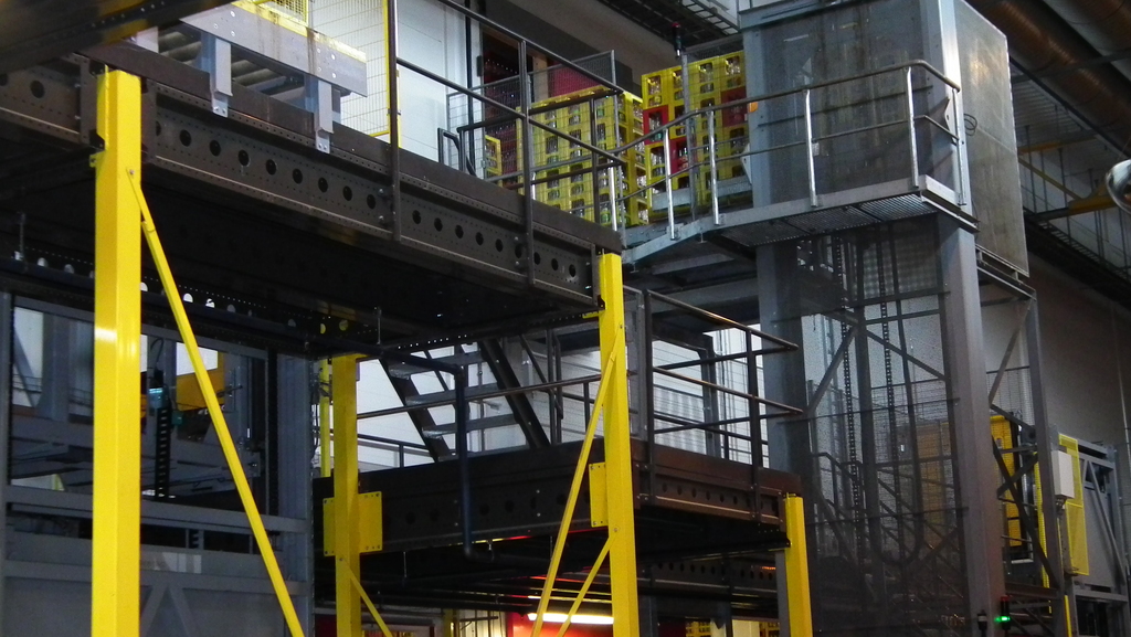 Teollisuushallin välitaso tavaranostimella tuotannon ja varastoinnin tarpeisiin.