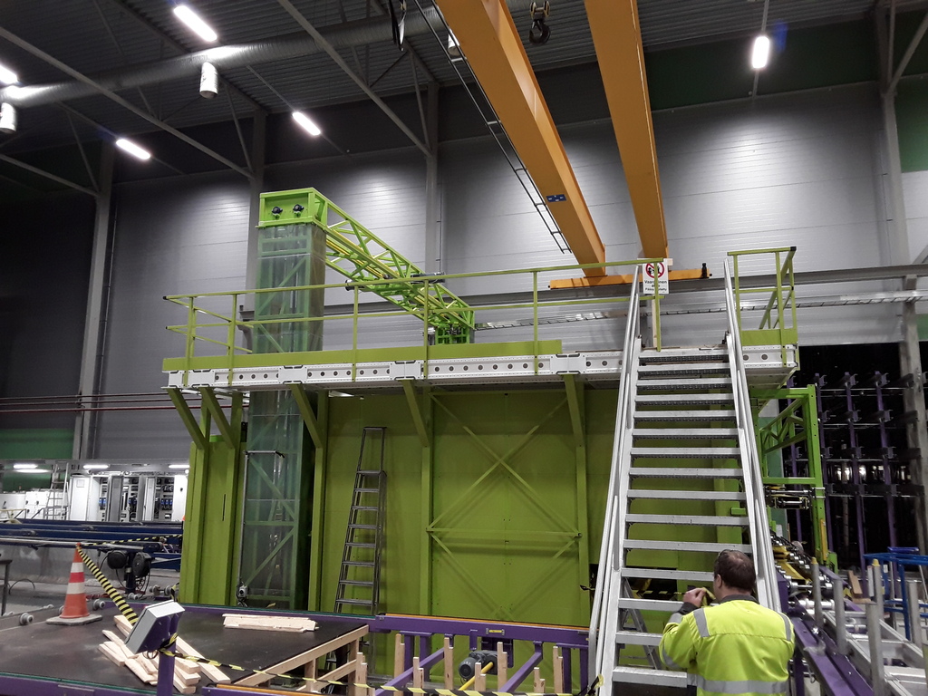 Teollisuuden huoltotaso tuotantokoneelle välitasorakenteena.