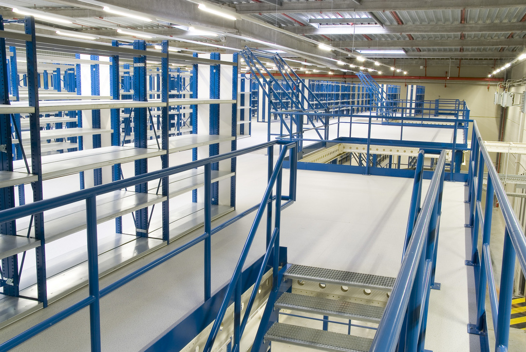 Välitaso trukkiportilla ja pientavarahyllyillä varastossa tehostamassa varaston tilankäyttöä.