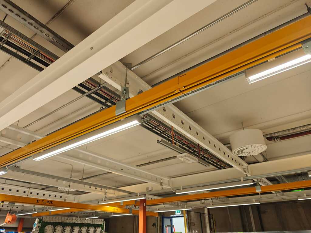 Laitekevennin kiinnitetty välitason teräsrunkoon