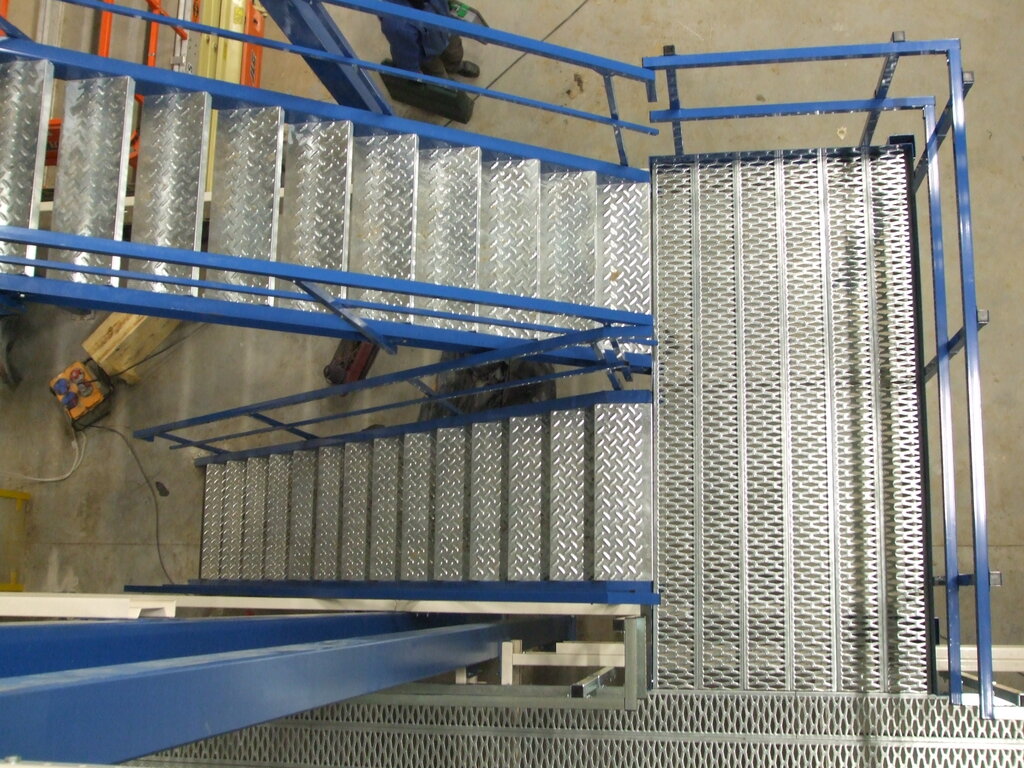 Teräsportaat ja lepotaso välitasolle