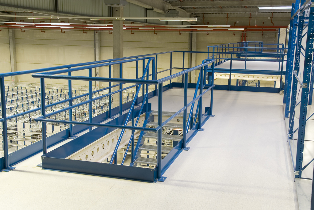 Teräsportaat välitasolle suojana kaiteet