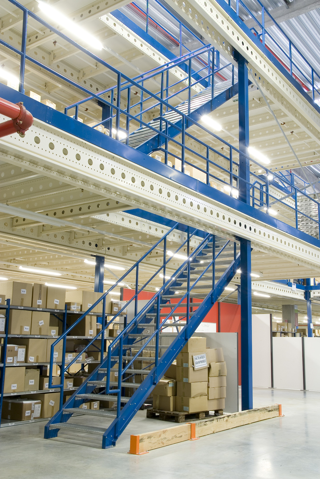 teräsportaat kaksikerroksiselle välitasolle