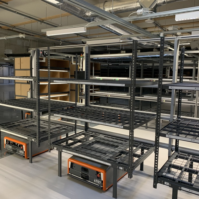 Keräilyrobotti hyllyllä välitasolla osana varastoautomaatiojärjestelmää.