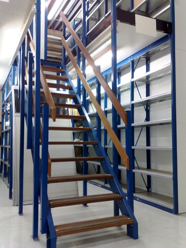 Välitaso pientavarahyllyjen päällä ja