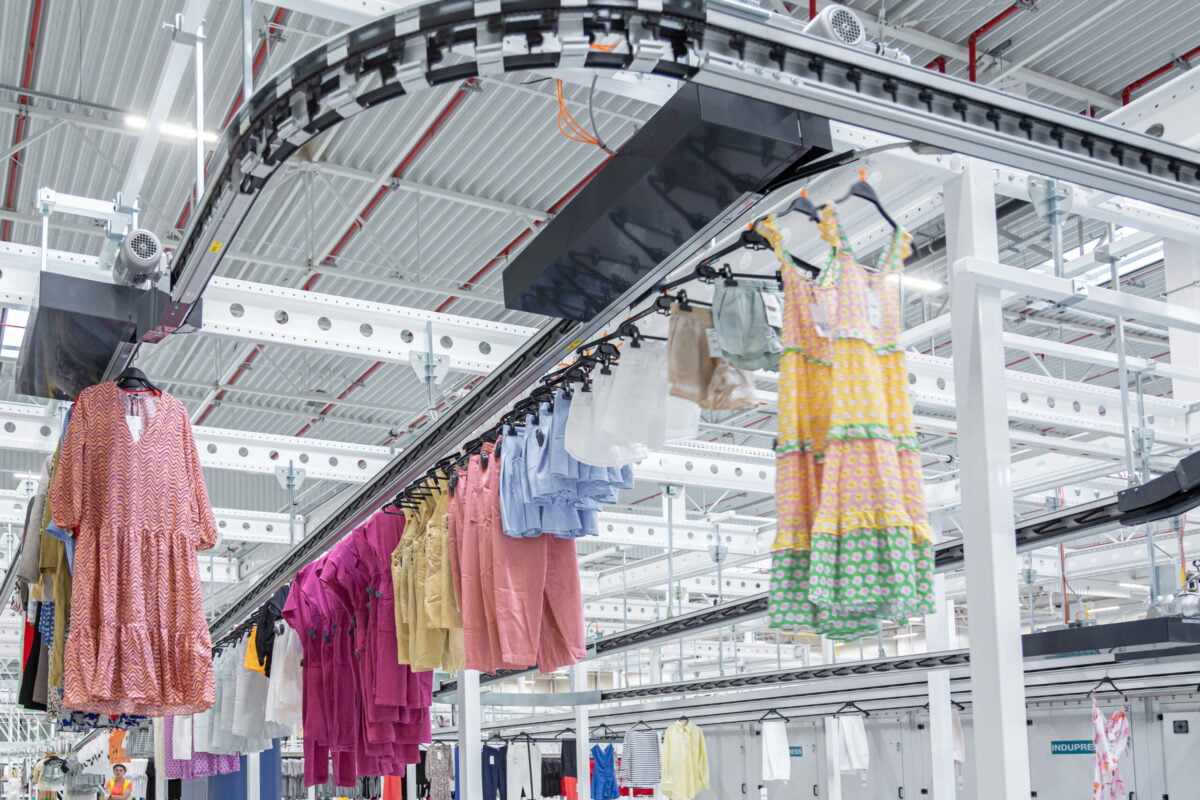 Our garment conveyor can bring the garments to the desired location and optimal route selections.