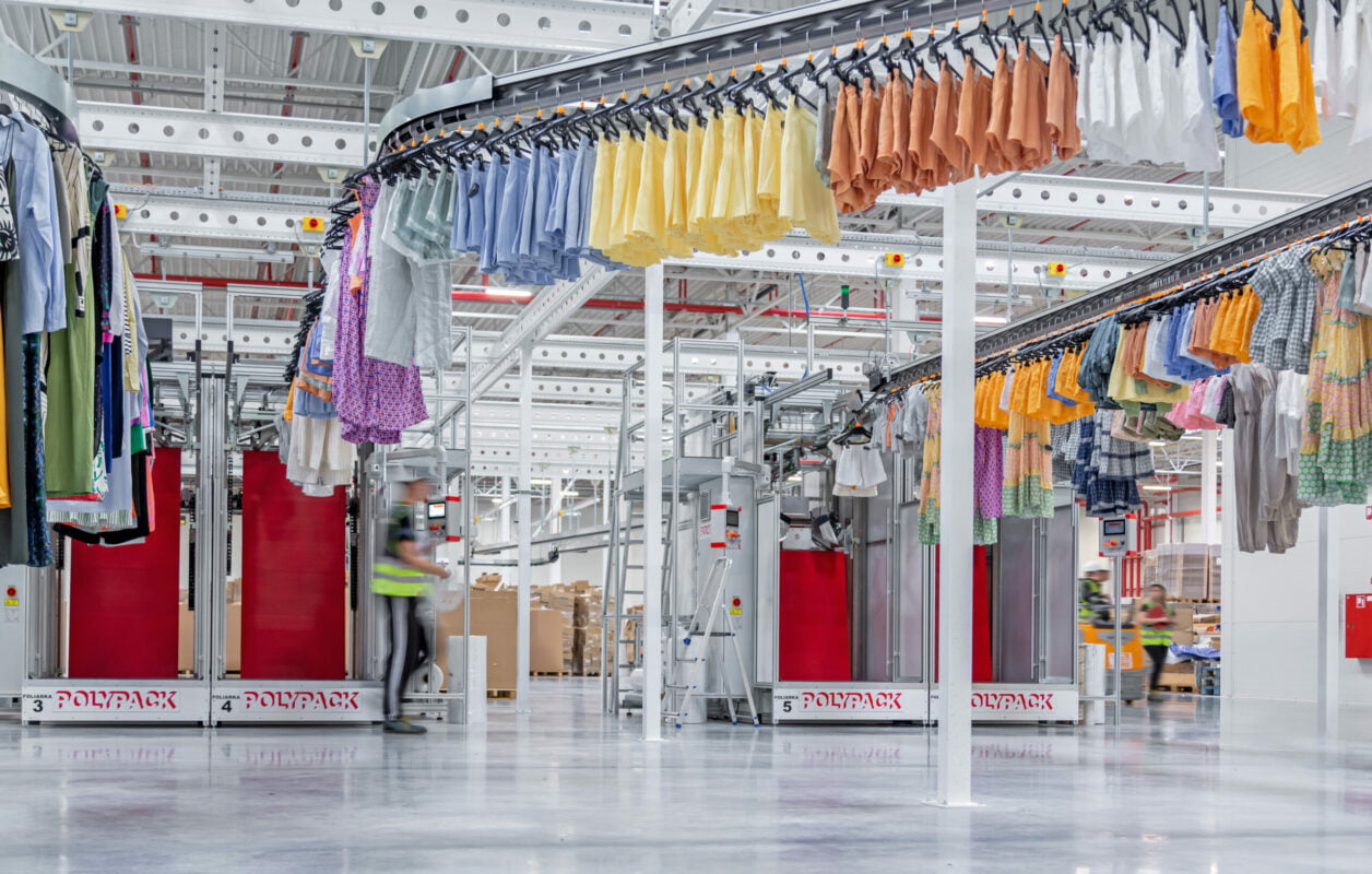 Salpomec garment conveyors are a crucial part of the automated garment conveyor system. A garment conveyor can be a pin conveyor or an accumulating conveyor. This system can include slick rails, overhead conveyors, packing machines, steam tunnels and sortation switches