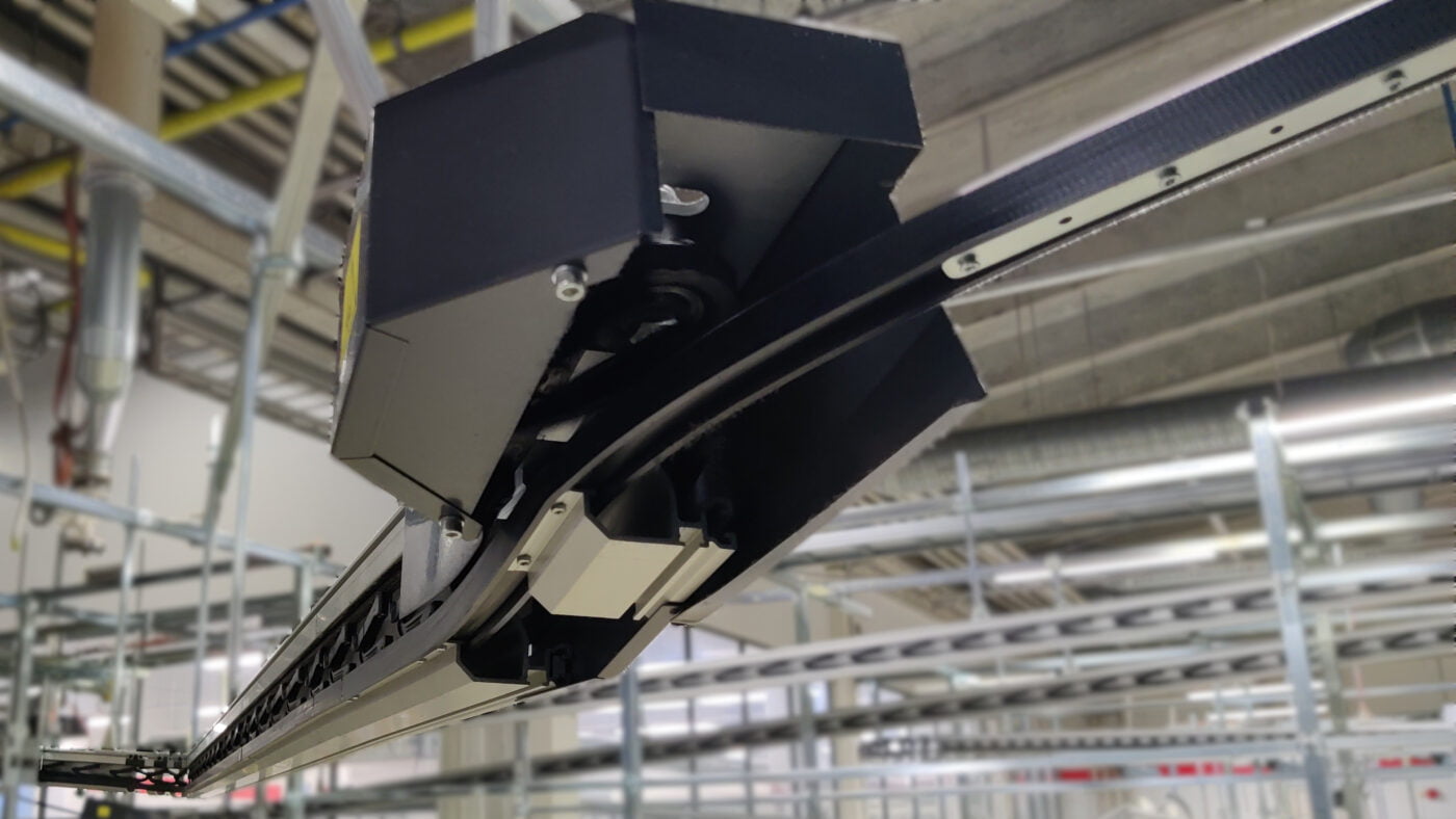 Garment conveyor with clips